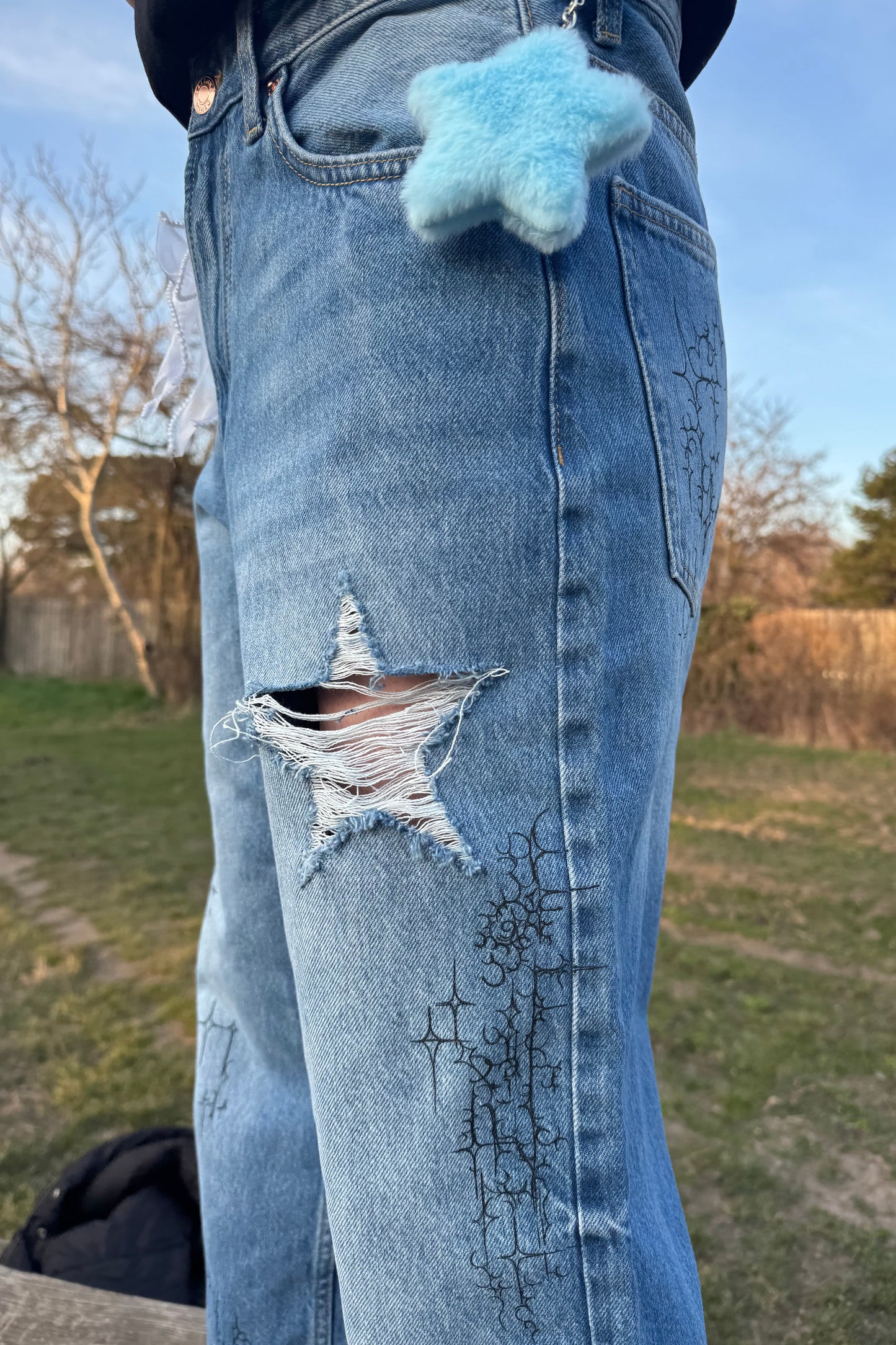 Handbemalte Jeans "Coquette Cyber"