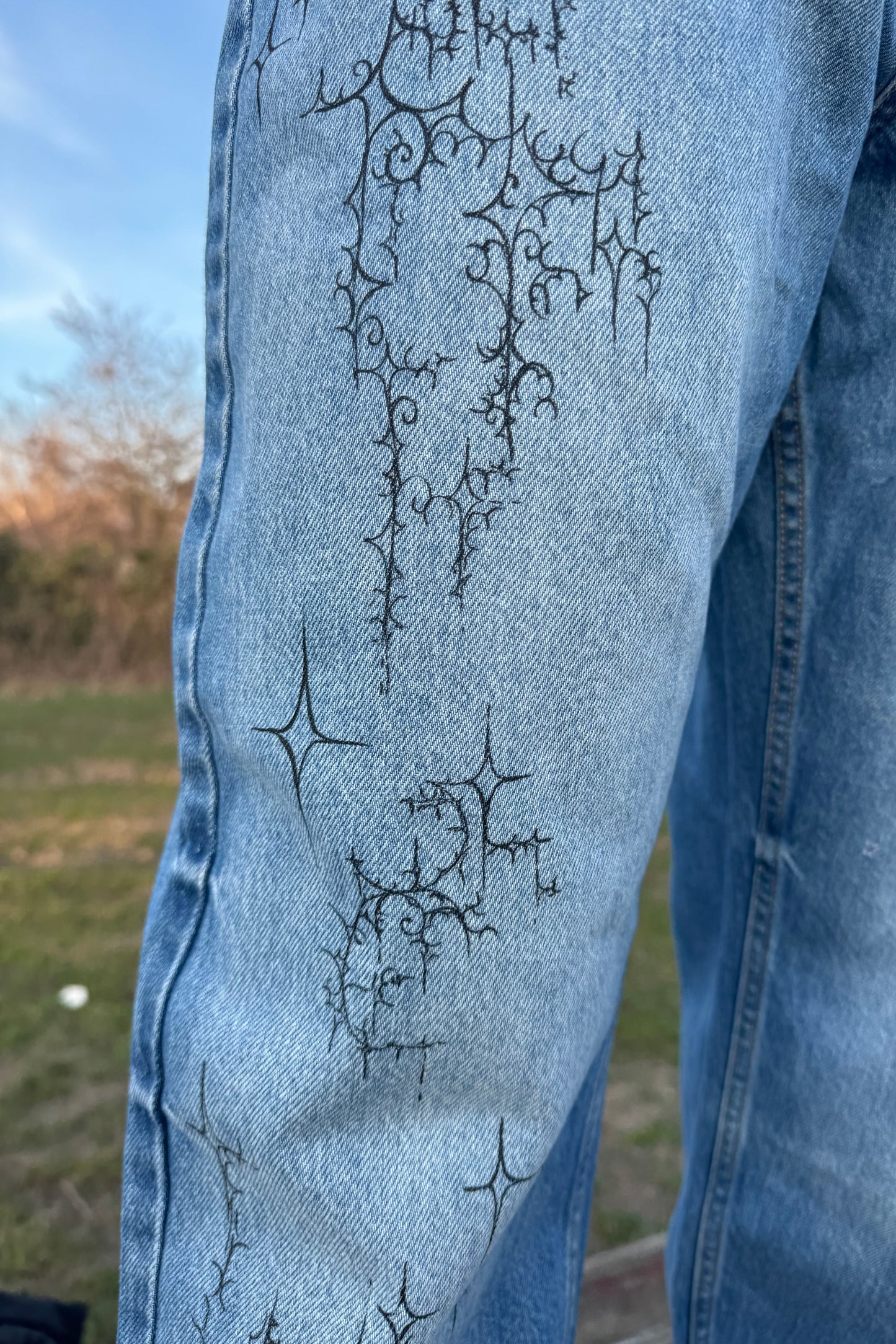 Handbemalte Jeans "Coquette Cyber"