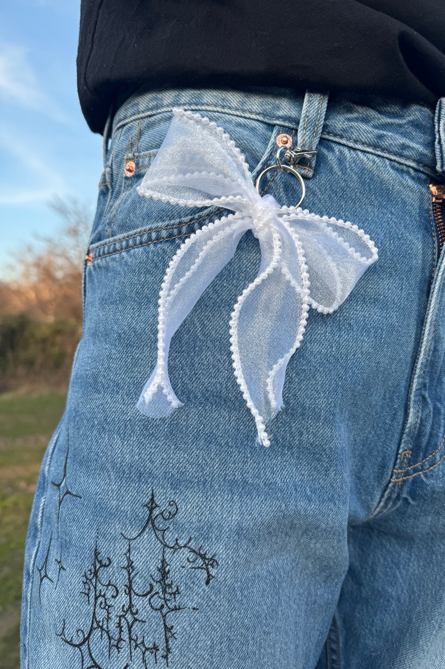 Handbemalte Jeans "Coquette Cyber"
